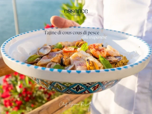 Presentiamo un altro piatto del menù esclusivo firmato da Tiziano Rossetti per il Marina Holiday Hotel & Spa: il Tajine di cous cous di pesce alla trapanese racconta l'incontro tra la tradizione siciliana e la cucina marocchina, un connubio che dimostra la visione gastronomica contemporanea dello chef.

Il cous cous accoglie il pescato del giorno, accompagnato da crostacei e molluschi selezionati, esaltati da una salsa ricca di profumi mediterranei che valorizza ogni ingrediente senza sovrastarlo. Completano delle foglie di menta per dare freschezza e ricordarci ancora il Marocco.

L'esperienza a tavola è poi pensata per stupire! I tajine monoporzione realizzati dal ristorante Te Porta su misura vi renderanno partecipi del piatto, e quando lo scoperchierete sarete invasi dai profumi del mare.

Un piatto che unisce autenticità, tecnica e ricerca, trasformando una delle ricette più tipiche del nord Africa in un tripudio siciliano.

👨🏻‍🍳 Menù by @tizianorossetti71
⚓ Ristorante Bistrot Gourmet Te Porta!
🛎️ Marina Holiday Hotel & Spa