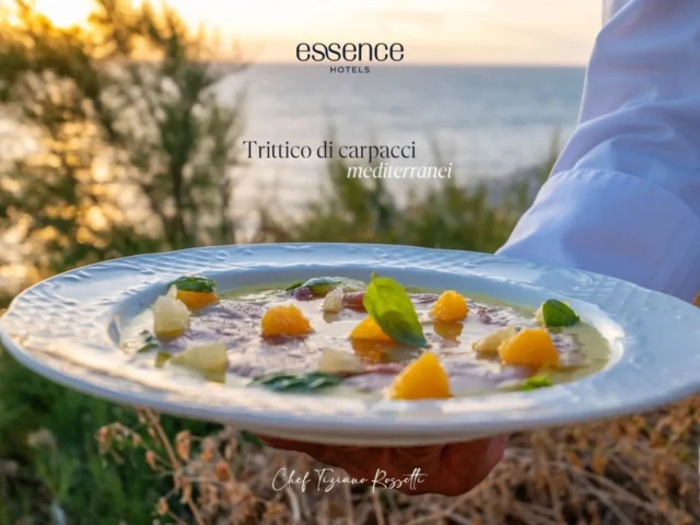 Presentiamo un altro piatto del menù esclusivo firmato da Tiziano Rossetti per il Marina Holiday Hotel & Spa: il Trittico di Pesce Mediterraneo celebra il mare di Sicilia attraverso tre delle sue eccellenze più rappresentative.

Tonno siciliano, ricciola siciliana e pesce spada vengono tagliati a sashimi e disposti in un raffinato mosaico, dove forme, colori e consistenze si fondono in un equilibrio tanto armonioso quanto scenografico. Un impiattamento che trasforma la materia prima in un'opera contemporanea.

A esaltarne la freschezza è un'emulsione a freddo preparata con arancia, limone, olio extravergine d'oliva, e poi decorato con mentuccia, basilico e sale integrale delle saline siciliane: un condimento delicato che accompagna il pesce senza coprirne il sapore, regalando al palato tutta la vivacità degli agrumi mediterranei.

Un piatto essenziale nella sua composizione ma ricco di tecnica e sensibilità, dove ogni ingrediente racconta il territorio e ogni dettaglio è pensato per offrire un'esperienza autentica, elegante e profondamente legata al mare.

👨🏻‍🍳 Menù by @tizianorossetti71
🛎️ Marina Holiday Hotel & Spa