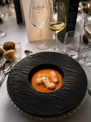 Nel cuore delle Alpi svizzere

Ieri sera, a San Bernardino, nel Cantone dei Grigioni, Essence Hotels è stata ospite di una serata stellata che ha affidato allo chef Tiziano Rossetti il racconto gastronomico della sera.

Un percorso costruito su materia, contrasti e memoria: cocomero marinato al Campari Bitter, mandorla tostata e arancia caramellata; gazpacho con scampi arrosto e pesche grigliate; crema di pane e pecorino con cozze, rosmarino e tequila; capasanta, tartufo estivo e zucchine in agrodolce; spaghetto freddo al caviale e Gorgonzola piccante, cioccolato bianco e vermouth; albicocche glassate, zenzero, rosmarino e gelato al pistacchio.

Sapori mediterranei, vini del Ticino e un paesaggio alpino a fare da cornice. Più di una cena: un incontro tra territori, culture e differenti modi di interpretare l’ospitalità.

Le Alpi svizzere entrano così nell’orizzonte Essence.
Un primo assaggio di una storia che guarda sempre più in alto.

Essence Hotels — Feels like Home. Anche ad alta quota.