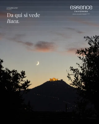 Ci sono luoghi che sembrano già una storia, prima ancora che qualcuno li trasformi in un film.

Ogni sera, sopra Favignana, il Castello di Santa Caterina si illumina mentre il mare diventa blu.

Per chi vive l’isola è un punto fermo.
Ne “L’Odissea” di Christopher Nolan è diventato Itaca, la reggia di Ulisse.

Questa storia ci tocca da vicino.

Durante le riprese, Essence Sicily ha avuto il piacere di accogliere parte della troupe: le persone che, giorno dopo giorno, stavano trasformando questi luoghi in cinema.

Non è soltanto una curiosità cinematografica. È il ricordo di un incontro tra la Sicilia, chi ha scelto di raccontarla e il nostro modo di ospitare: discreto, autentico e profondamente legato al territorio.

Oggi, da Essence Favignana, guardiamo ancora quello stesso castello accendersi sopra le nostre teste.

Solo che adesso, per un istante, sembra davvero di vedere Itaca.

Scorri il carosello. Itaca è più vicina di quanto immagini.

Essence Sicily · Essence Favignana
Feels like home.

#EssenceSicily #EssenceFavignana #Favignana #IsoleEgadi #odissey