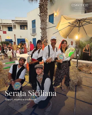 Ci sono sere in cui un luogo smette di essere soltanto un hotel e diventa un pezzo di Sicilia.

A Essence Favignana, la nostra Serata Siciliana ha riunito sapori, musica, tradizioni e persone attorno alla stessa tavola. Dal buffet alle ricette dell’isola, dai tamburelli ai costumi della tradizione, ogni dettaglio ha raccontato una terra che non si visita soltanto: si vive.

Tra i protagonisti della serata anche un autentico carretto siciliano originale: colori, decorazioni e memoria popolare, arrivati a Favignana per trasformare una cena in un viaggio dentro l’anima dell’isola.

È questo il nostro modo di dire “Feels like home”: accogliere gli ospiti dentro l’anima di Favignana.

Essence Favignana
Cala La Luna Resort ****

#EssenceFavignana #Favignana #IsoleEgadi #Sicilia #SerataSiciliana