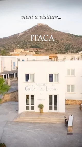 A Favignana, il Castello di Santa Caterina domina l’isola e il mare. Per Christopher Nolan, è diventato Itaca, la dimora di Ulisse.

Da Essence Favignana lo si guarda ogni giorno, mentre cambia con la luce e con il cielo.

Durante le riprese, abbiamo avuto modo di ospitare con alcuni dei professionisti che hanno lavorato alla produzione, vivendo da vicino un momento speciale per l’isola.

Oggi quella stessa presenza sul colle continua a raccontare Favignana in un modo nuovo.

E per un istante, guardandola da qui, sembra davvero di essere a Itaca.

Essence Favignana: Feels like home.

Scopri l'isola di Nolan
Prenota con noi 🪷 booking@essencehotels.it