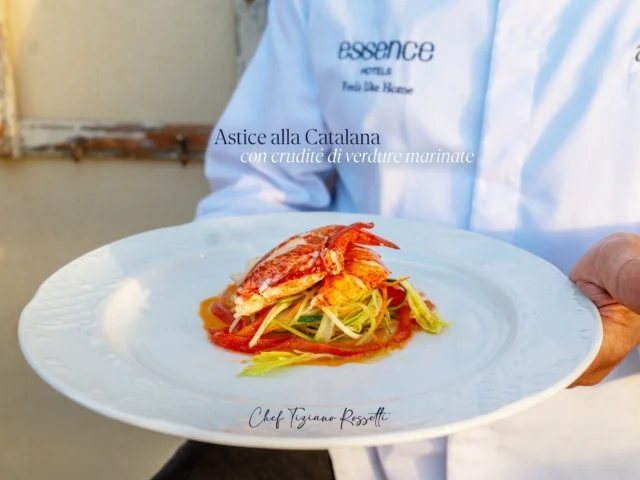 Scopriamo insieme un altro piatto del menù esclusivo firmato da Tiziano Rossetti per il Marina Holiday Hotel & Spa: l’Astice alla Catalana con crudité di verdure marinate è una proposta estiva che gioca sull’incontro tra la dolcezza del crostaceo e la freschezza delle verdure.

L’astice viene cotto, raffreddato e delicatamente sgusciato, per poi essere accompagnato da pomodoro fresco marinato e da una julienne di verdure croccanti. Il tutto viene condito con olio extravergine d’oliva siciliano, limone e sale, in un equilibrio semplice e diretto che lascia protagonista la materia prima.

Il risultato è un piatto fresco e leggero, dove la consistenza morbida e succosa dell’astice incontra la parte croccante e cruda delle verdure, come un raffinato pinzimonio che aggiunge vivacità a ogni boccone.

Un’interpretazione estiva della catalana che unisce eleganza, freschezza e semplicità, trasformando pochi ingredienti in un’esperienza mediterranea da gustare lentamente.

👨🏻‍🍳 Menù by Tiziano Rossetti
⚓ Marina Holiday Hotel & Spa